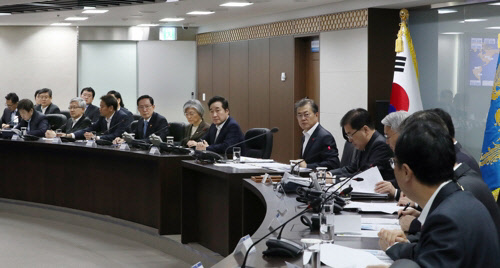 문재인 대통령이 29일 북한의 탄도미사일 발사와 관련, 오전 6시 국가안전보장회의 전체회의를 소집해 회의를 주재하고 있다. 연합뉴스